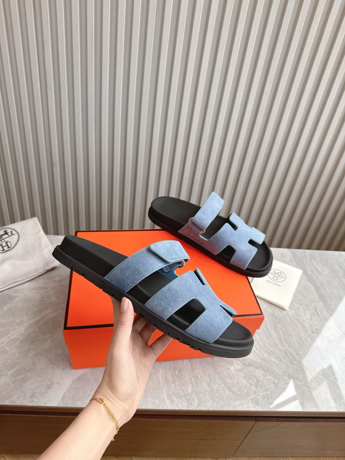 p480🐮🐮Couple model (top version) H family 2024 spring and summer new style HERMES Hermes' recently popular couple model pig nose angle sandals and slippers, paired with various colorful socks, popular. Upper: imported original deerskin (the genuine leather edging is not ordinary super migration). Lining: imported genuine leather. Outsole: Tpu non-slip and wear-resistant outsole. Size: Female 35-42 (40/42 non-returnable and non-exchangeable) Male size: 39-45 (45 non-refundable and non-exchangeable)